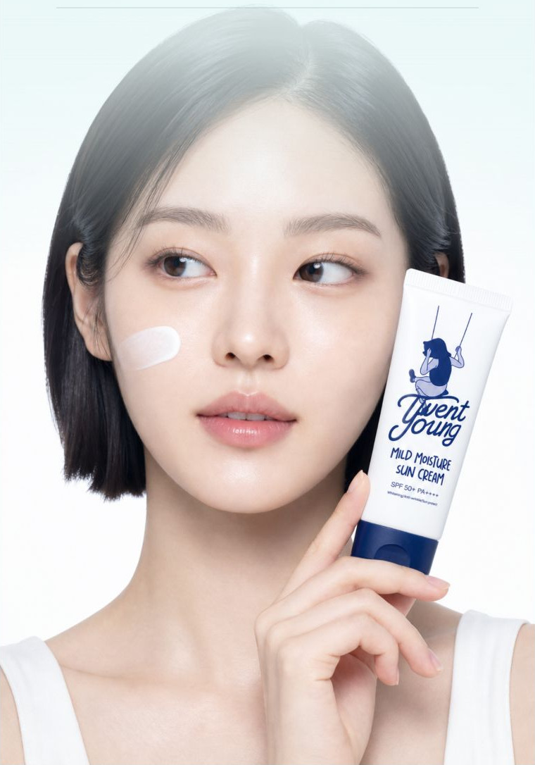 투엔티영 마일드 수분 선크림 2개 세트와 촉촉한 수분 텍스처를 보여주는 화장품 리뷰 이미지