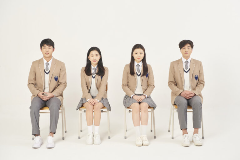대학 입학 합격을 상징하는 면접관과 수험생의 긍정적인 면접 진행 모습