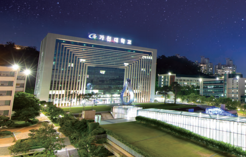입시 배치표를 심각하게 바라보는 학부모와 수험생, 그리고 가천대학교 캠퍼스 전경